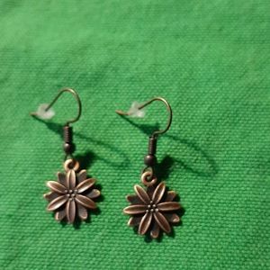 3 for $12 💚 Cute flower earrings